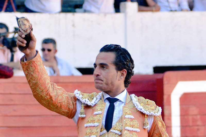El maestro pasea la oreja que cortó a su primer toro en la trágica corrida en Francia.-ECB