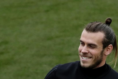 Bale sonríe durante el entrenamiento del Madrid este viernes en la ciudad deportiva de Valdebebas.-JAVIER LIZON / EFE