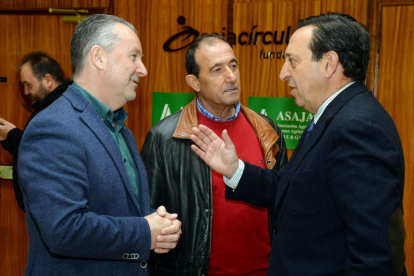 El ex-presidente de Asaja Burgos, Santiago Carretón (C) charla con Barato (D) y Donaciano Dujo (I).-ICAL