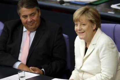 Gabriel (izquierda) y la cancillera Merkel, en una sesión parlamentaria en el Bundestag, en Berlín, este martes.-Foto: AP / MICHAEL SOHN