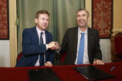 Javier Lacalle y Manuel Pérez Mateos firman el convenio de colaboración.-RAÚL G. OCHOA