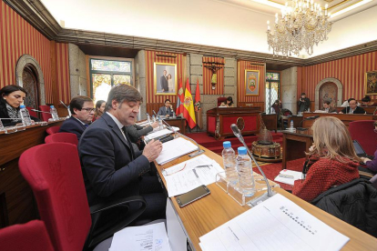 Fernando Gómez, protagonista de la comisión, durante su intervención ayer.-Israel L. Murillo