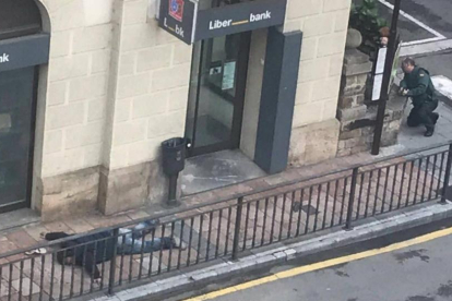 Un guardia civil ha resultado herido leve en el atraco a la sucursal de Liberbank en Cangas de Onís.-GUARDIA CIVIL