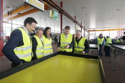 Javier Lacalle con los dirigentes de Riventi durante la visita a la fábrica-Raúl G Ochoa