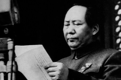 <em>Mao, durante la proclamación del nacimiento de la República Popular China en la plaza de Tiannanmén, el 1 de octubre de 1949.