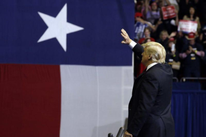Trump saluda a los asistentes a un mitin en Texas, el lunes.-AP