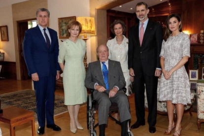Los Reyes posan con Juan Carlos y Sofía y sus invitados: Margarita y Radu de Rumanía.-EL PERIÓDICO