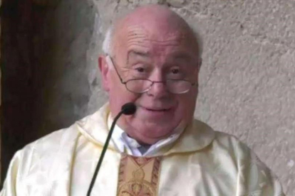 El sacerdote Fernando Fueyo, capellán del Sporting de Gijón e íntimo amigo de Quini.-EL PERIÓDICO