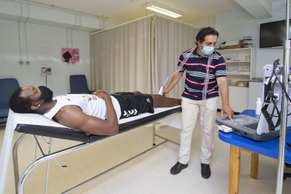 El doctor De Propios trabaja con Sakho durante las pruebas físicas realizadas ayer en el Hospital Recoletas. I. L. MURILLO