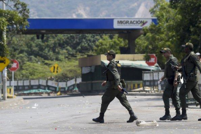El jefe de la diplomacia chavista explicó que instalarán unas mesas de trabajo para que haya reglas de juego muy claras para el bienestar de ambos pueblos.-AFP