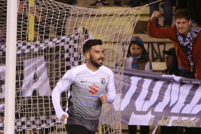 Adrián Hernández celebra el primer gol ante el Peña Sport.-RAÚL G. OCHOA