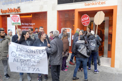 Las protestas frente a la sede de Bankinter se prolongaron durante la mañana hasta la firma de la subrogación del alquiler.-ISRAEL L. MURILLO