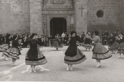 Las mozas protagonizan un baile tradicional