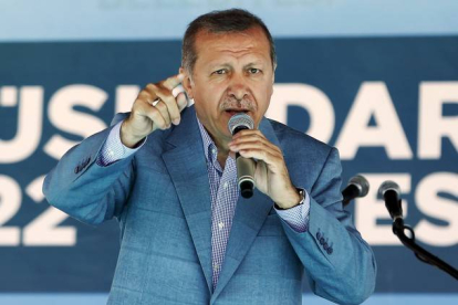 El presidente de Turquía Recep Tayyip Erdogan habla en un mitin en Estambul.-Foto:   REUTERS / MURAD SEZER