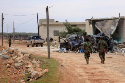 Soldados sirios patrullan en una localidad recién ocupada en los alrededores de Alepo.-AFP / GEORGE OURFALIAN
