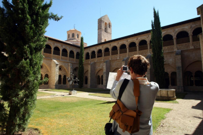 Turista en el claustro del Monasterio de Santa María de Valbuena.-MIRIAM CHACÓN / ICAL