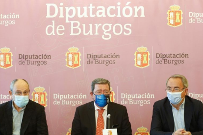 Eduardo Munguía, César Rico y Ángel Carretón presentan el nuevo Plan de Instalaciones Deportivas de la Diputación. SANTI OTERO