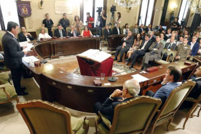 César Rico, durante el discurso de investidura en el que puso deberes a todos pero también abrió la mano al acuerdo y el trabajo en común de los 25 diputados provinciales.-FOTOS: RAÚL GARCÍA OCHOA