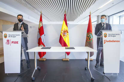 Daniel de la Rosa y Vicente Marañón en un momento de la presentación del nuevo Gobierno municipal. SANTI OTERO
