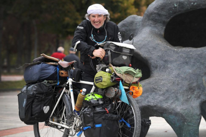 El aventurero sobre dos ruedas, Álvaro Neil, ayer, a su llegada a Burgos desde Oñate.-ISRAEL L. MURILLO