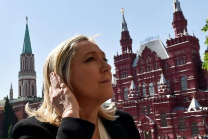 Le Pen visita la Plaza Roja de Moscú, antes de su reunión en la Duma, este martes.-Foto:   AFP / KIRILL KUDRYAVTSEV