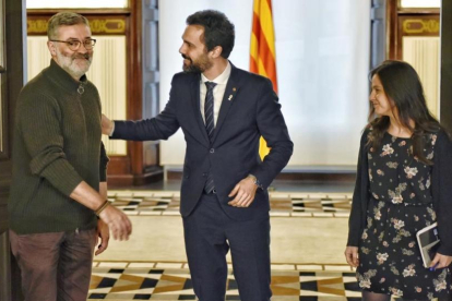 El presidente del Parlament, Roger Torrent, saluda a los diputados de la CUP Carles Riera y Maria Sirvent.-FERRAN SENDRA
