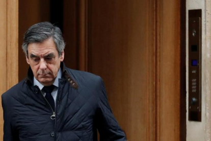 Fillon, saliendo de su casa, en París.-REUTERS / CHRISTIAN HARTMANN