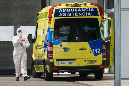Un profesional sanitario junto a una ambulancia en el Hospital Universitario de Burgos (HUBU). TOMÁS ALONSO
