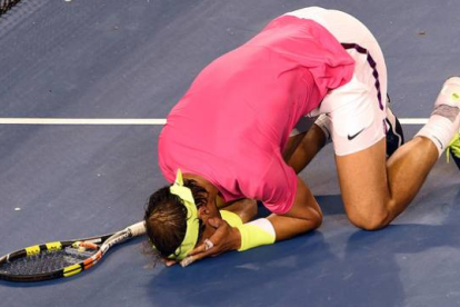 Rafael Nadal celebra su victoria ante Tim Smyczek, en seguda ronda del Abierto de Asutralia, tras más de cuatro horas de partido.-Foto:  AFP / WILLIAM WEST