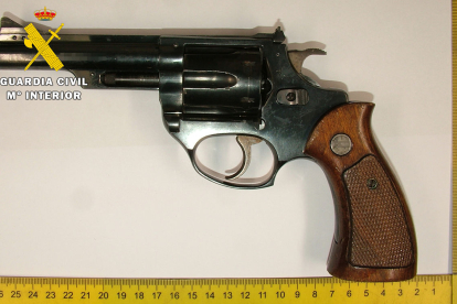 El revolver estaba listo para ser disparado cuando fue incautado por la Guardia Civil. ECB