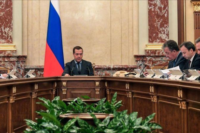 El primer ministro Dmitri Medvedev, presidiendo una reunión del Gobierno que celebró la decisión del TAS.-AFP / ALEXANDER ASTAFIEV