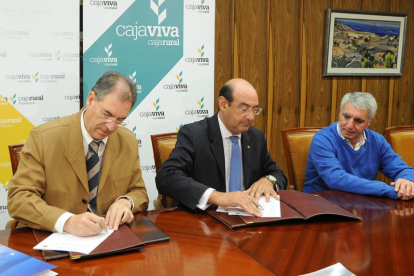 Benavente, Colino y Martínez, durante la firma del acuerdo celebrada ayer.-ISRAELL. MURILLO