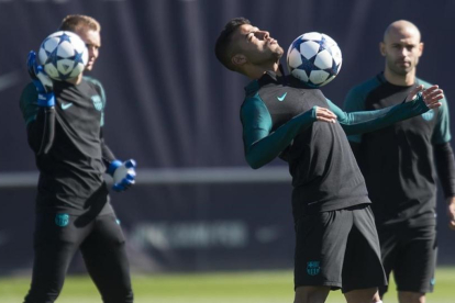 Rafinha, Mascherano y Cillessen, en un entrenamiento del Barcelona.-JORDI COTRINA