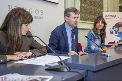 Marta Saiz, responsable de Educación en el Ayuntamiento, Javier Lacalle y Carolina Blasco.-SANTI OTERO