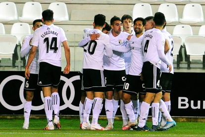 Los jugadores del Burgos CF celebran un gol. ISRAEL L. MURILLO