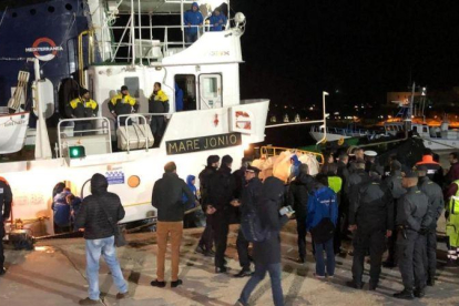 El barco Mare Jonio atracado en el puerto de Lampedusa este martes.-EFE / ELIO DESIDERIO