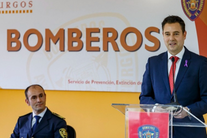El alcalde de Burgos, Daniel de la Rosa, y el jefe de Bomberos, Miguel Ángel Extremo. SANTI OTERO