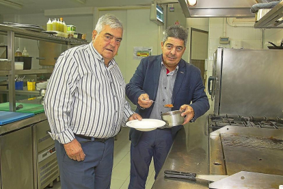 Mariano (i) y Luis Mariano Rodríguez San León en la cocina del restaurante.-M. DENEIVA