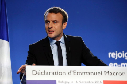 Macron presenta su candidatura a la presidencia francesa.-PATRICK KOVARIK / AFP