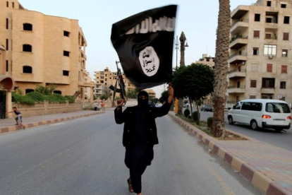Un miembro del Estado Islámico en la ciudad siria de Raqqa en junio de 2014.-