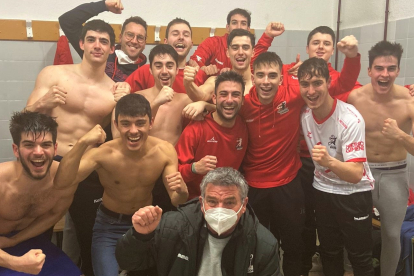 Los jugadores de la Univesidad de Burgos celebran su triunfo. BM BURGOS