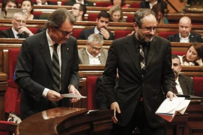 Artur Mas y Antonio Baños, durante el último pleno de investidura en el Parlament de Cataluña.-JULIO CARBÓ