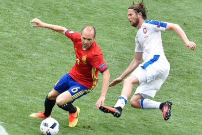 Iniesta se intenta escapar de la presión de Plasil.-AFP / PASCAL PAVANI