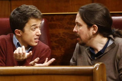 Pablo Iglesias e Íñigo Errejón discuten en el Congreso de los Diputados, en enero, los días previos a Vistalegre 2.-AGUSTÍN CATALÁN