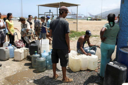 Los venezolanos tratando de conseguir agua potable.-REUTERS
