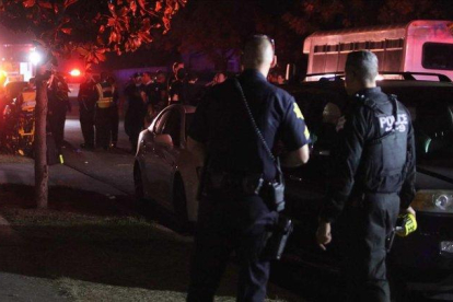 Policía y servicios de emergencia en el lugar donde se ha producido el tiroteo de Fresno, California.-LARRY VALENZUELA / THE FRESNO BEE / AP