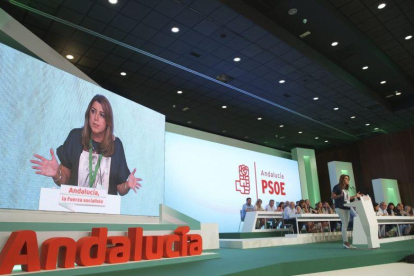 La presidenta andaluza y secretaria general del PSOE-A Susana Diaz durante su intervencion en el 13 Congreso del PSOE Andaluz que se celebran Sevilla.-JULIO MUNOZ (EFE)