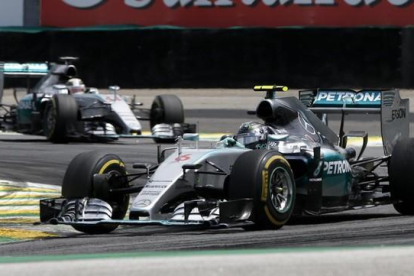 Nico Rosberg comanda la carrera de Interlagos por delante de Lewis Hamilton.-AP / ANDRE PENNER