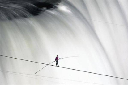 Nik Wallenda, en su 'travesía' sobre las cataratas del Niágara, en el 2012..-Foto:  DISCOVERY MAX