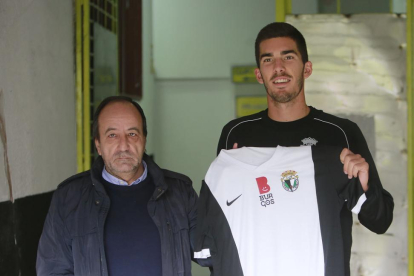 Carlos Gutiérrez (izda) posa con la camiseta del Burgos CF junto a Miguel Ángel González.-RAÚL G. OCHOA